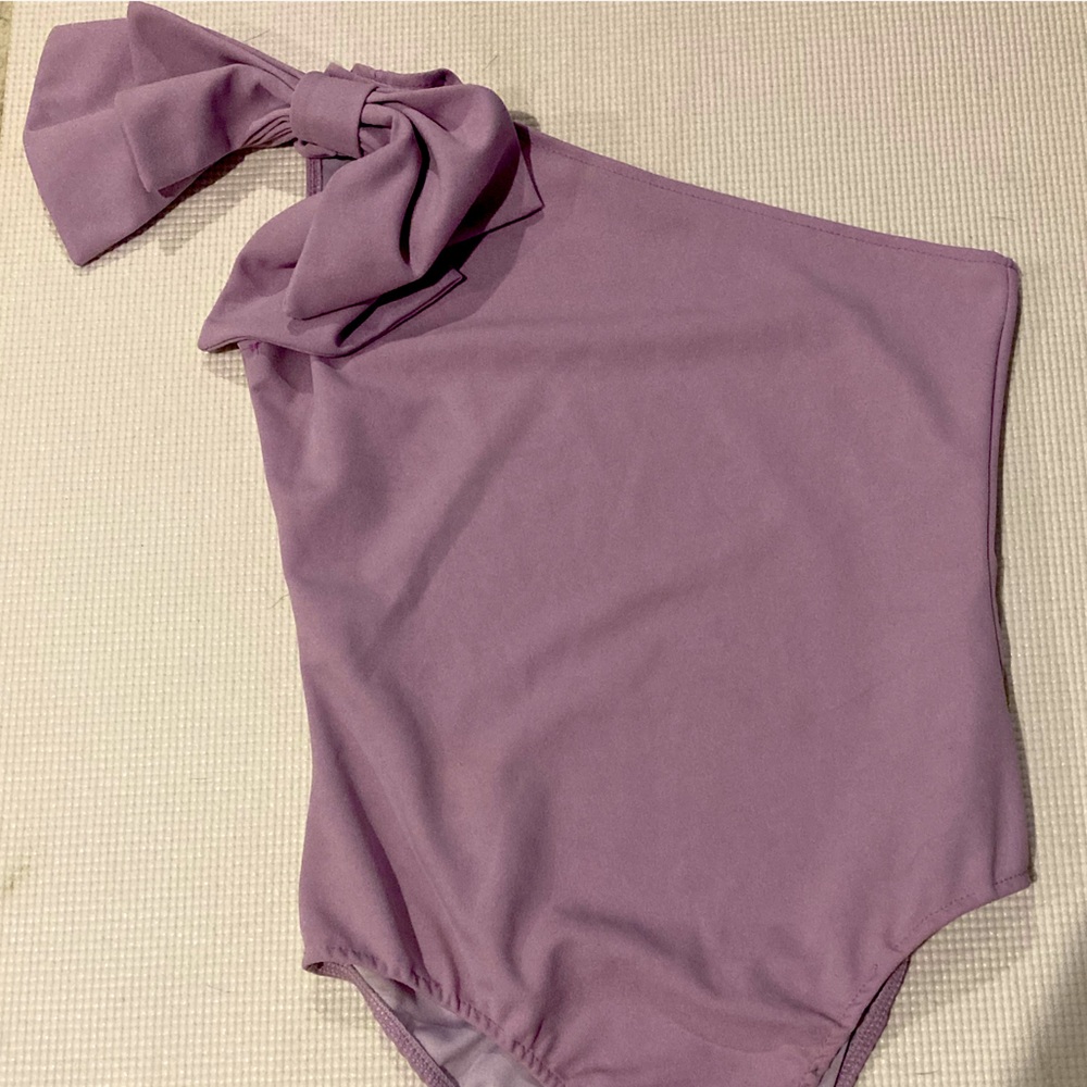 Boohoo one shoulder bow bodysuit